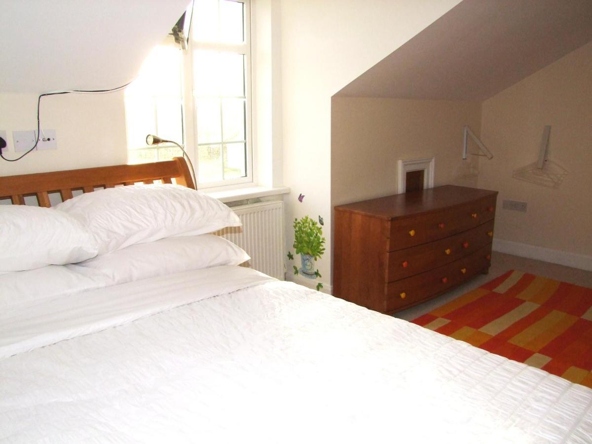 Glendalough Scenery Farmhouse Roundwood Extérieur photo