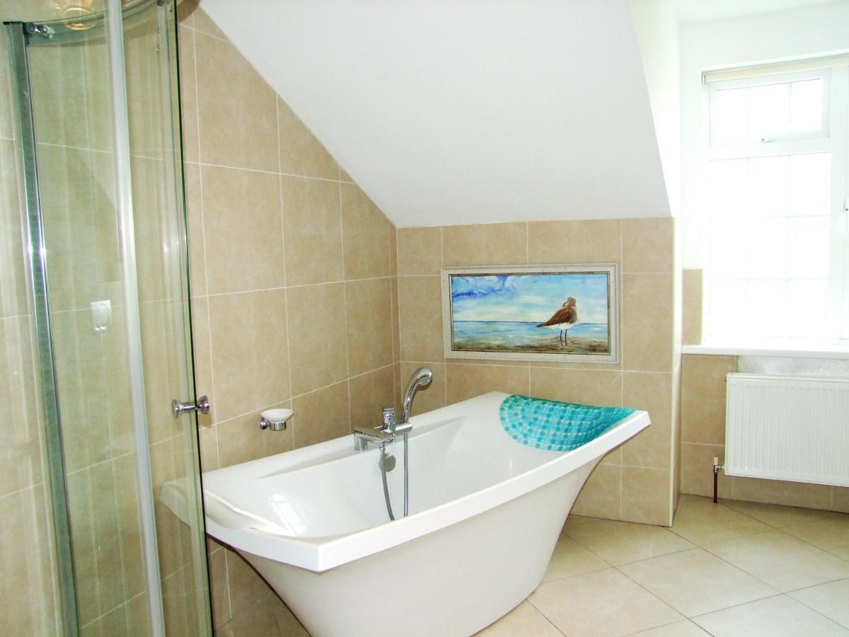 Glendalough Scenery Farmhouse Roundwood Extérieur photo